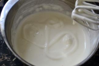 然后用电动打蛋器打至面糊划8字不会马上消失的状态