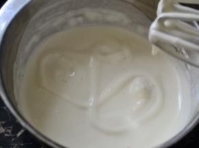 然后用电动打蛋器打至面糊划8字不会马上消失的状态