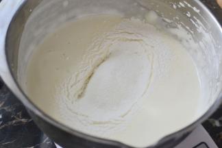 分2次筛入低筋面粉