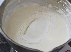 分2次筛入低筋面粉