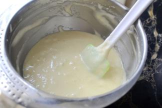 用刮刀从底部以J字手法拌匀、最后将淡奶油倒入继续拌匀