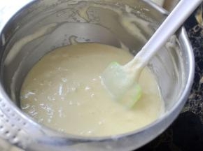 用刮刀从底部以J字手法拌匀、最后将淡奶油倒入继续拌匀