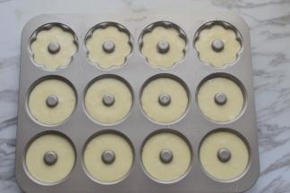 装入裱花袋然后挤入刷油的模具7分满就好