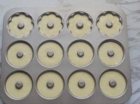 装入裱花袋然后挤入刷油的模具7分满就好