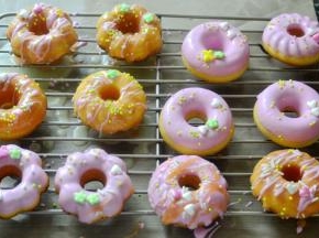 淋上撒上糖珠装饰，待巧克力凝固即可