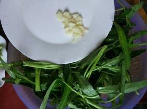 空心菜择好洗干净备用，蒜切碎