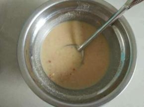 腐乳两块，加入半匙盐，加适量清水兑开