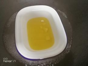 黄油隔热水融化。