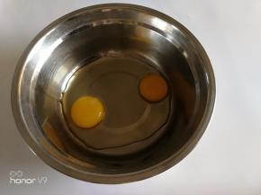 玉米油，鸡蛋搅拌。