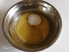 放入白砂糖继续搅拌。