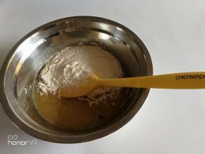 放入过筛好的低粉和泡打粉，搅拌均匀。