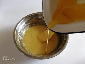 放入晾凉的黄油搅拌。