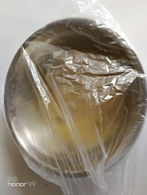 用保鲜袋装起来，放冰箱冷藏一个小时。