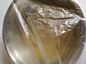 用保鲜袋装起来，放冰箱冷藏一个小时。