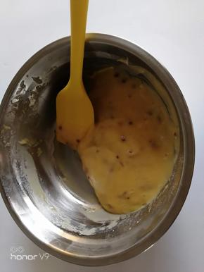 拿出来，室温回温，用刮刀稍微整理一下。烤箱200度预热10分钟。