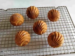 出炉以后放烤网晾凉，用保鲜袋装起来放冰箱冷藏一天再食用，味道更佳。