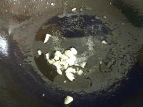 热锅下油，放入蒜蓉爆香