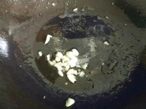 热锅下油，放入蒜蓉爆香