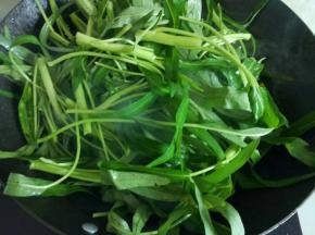 倒入空心菜大火快速翻炒