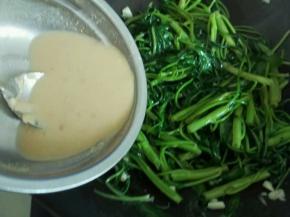 炒软以后倒入调好的腐乳汁，继续翻炒均匀，起锅