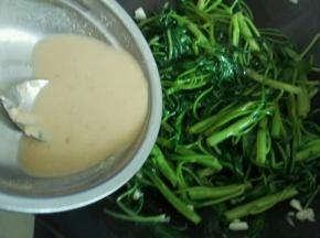 炒软以后倒入调好的腐乳汁，继续翻炒均匀，起锅