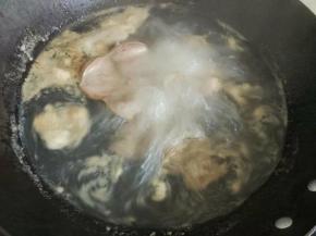 鸡胗洗干净，冷水下锅，大火煮15分钟