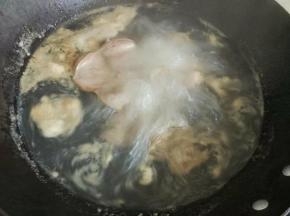 鸡胗洗干净，冷水下锅，大火煮15分钟