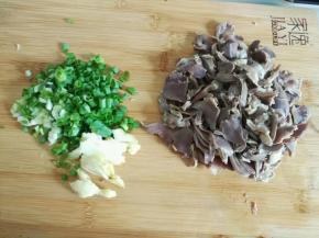 煮过的鸡胗切薄片，姜葱切好备用