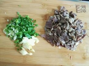 煮过的鸡胗切薄片，姜葱切好备用