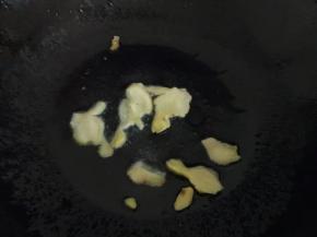 热锅凉油，倒入姜片爆香