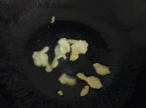 热锅凉油，倒入姜片爆香