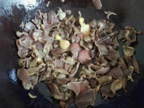 把鸡胗倒入爆炒