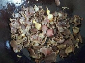 把鸡胗倒入爆炒