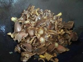 加入半匙盐，半匙糖，一勺蚝油，酱油，料酒继续爆炒