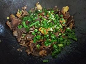 爆炒至汤汁稍干，鸡胗断生，倒入葱花翻炒均匀