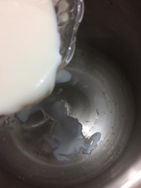 将牛奶倒入厨师机中