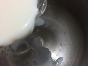 将牛奶倒入厨师机中
