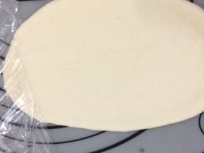 饧好的面团擀成长形