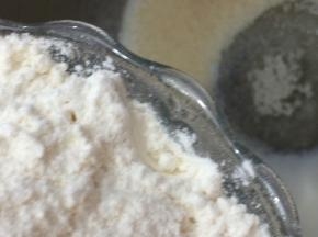 最后放入低粉用一档搅拌均匀