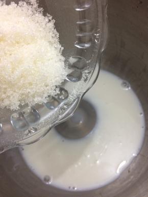 在将白砂糖倒入