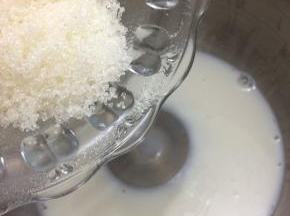 在将白砂糖倒入