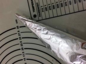 趁发酵面团时，用锡纸自制的锥形模具