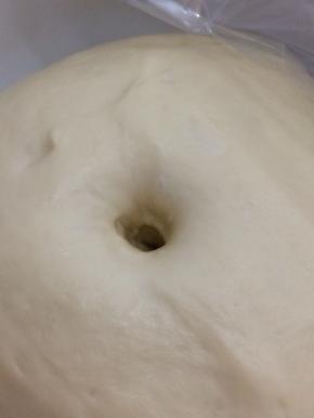 用手指撮一个洞，如果不回缩，证明已经发酵好