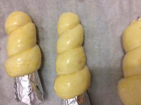 在发酵好的面包坯上刷上蛋液，放入提前预热好的烤箱中，170度中层二十分钟