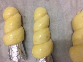 在发酵好的面包坯上刷上蛋液，放入提前预热好的烤箱中，170度中层二十分钟