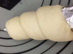 从面条的一头往锥形模的底部开始佺向上缠绕
