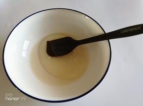 玉米油，椰汁搅拌，烤箱200度预热10分钟。