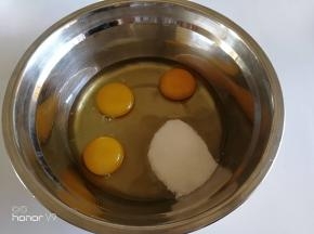 鸡蛋，白砂糖放入盆內。