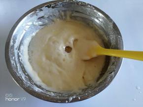 倒入玉米油，椰汁里面搅拌。