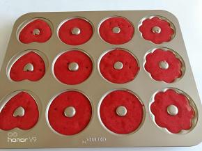 挤到模具里面，到九分满即可。